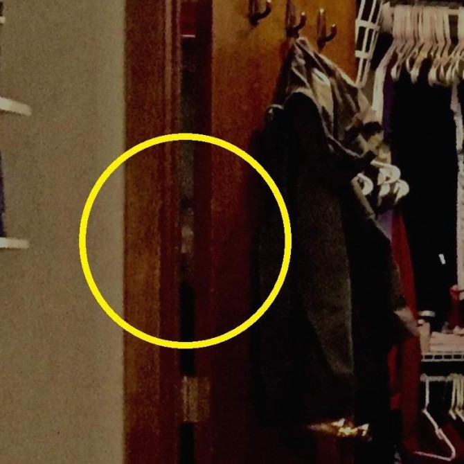Женщина сделала фото призрака, выглядывавшего из платяного шкафа