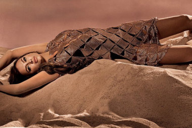 Коса до пояса, стрелки и пышное декольте: Ирина Шейк украсила обложку мексиканского Vogue (ФОТО)