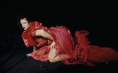 Алое платье, пышные формы и звериная страсть: Рианна снялась в призывных позах для Dazed (ФОТО)