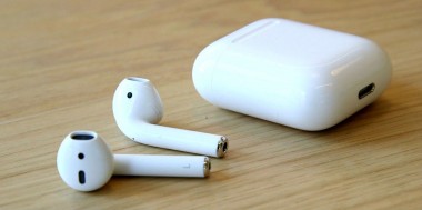    Apple AirPods    