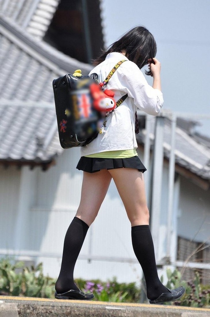 Пользователи Сети с трудом находят юбки на фотографиях японских школьниц (ФОТО)