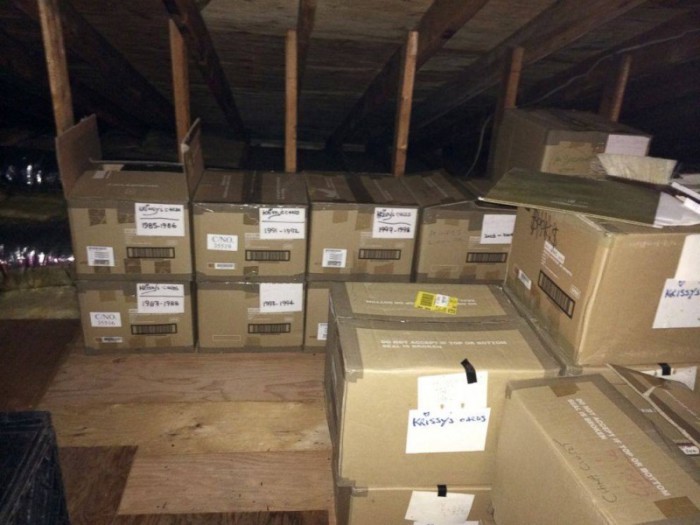  Мужчина был шокирован, когда нашел таинственные коробки, которые его жена 40 лет прятала на чердаке (ФОТО)