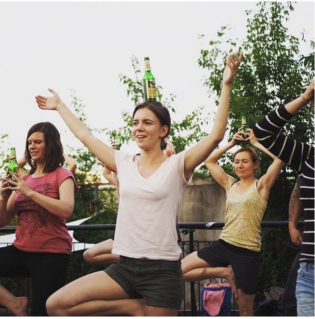 "Пивная йога" набирает популярность по всему миру (ФОТО)