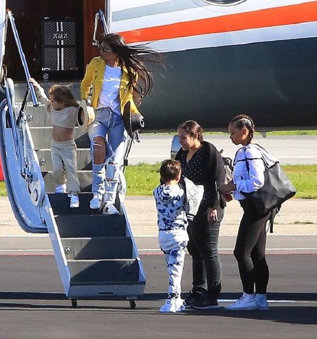 Ким Кардашьян с детьми отправилась на отдых (ФОТО)