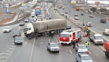 В Сети появилось видео с места столкновения 20 машин на МКАД в РФ