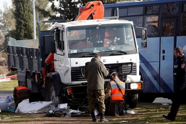 В Сети появилось видео наезда грузовика на пешеходов в Иерусалиме