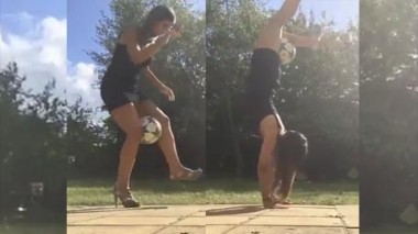 Девушка в мини-юбке и на каблуках показала трюки с футбольным мячом (ВИДЕО)