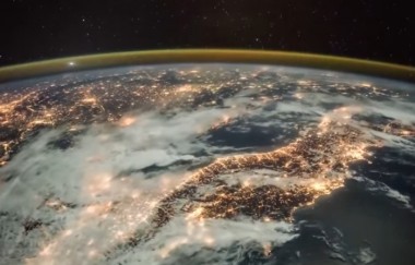 Вид из космоса: невероятный рассвет на Земле (ВИДЕО)
