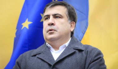 Нелепо одетый Саакашвили был замечен в аэропорту Нью-Йорка (ВИДЕО)