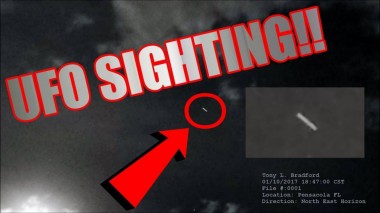 Во время полнолуния житель Флориды заснял видео, на котором два НЛО гонялись друг за другом