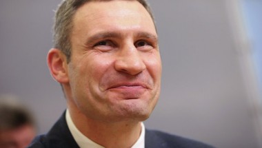 Мэр Киева Кличко успевает и автомобили толкать, и по телефону разговаривать (ВИДЕО)