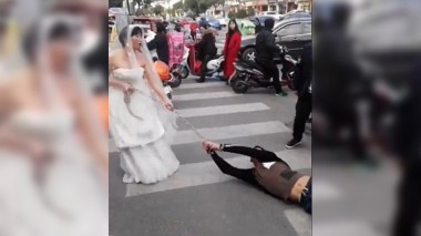 Невеста из Китая протащила жениха по улице на цепях (ВИДЕО)