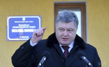Порошенко призвал суд ООН остановить поставки оружия на Донбасс