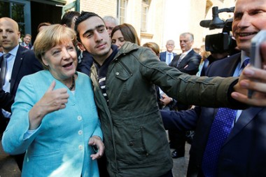 Селфи с Ангелой Меркель обернулось кошмаром для сирийского беженца