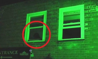 В Британии телеведущий сфотографировал призрака в окне отеля