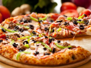 Ученые: Пицца и суши с лососем полезны для здоровья