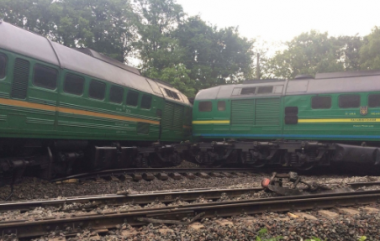 Кадры страшного столкновения поездов в Украине: с рельсов сошли вагоны с детьми (ВИДЕО)
