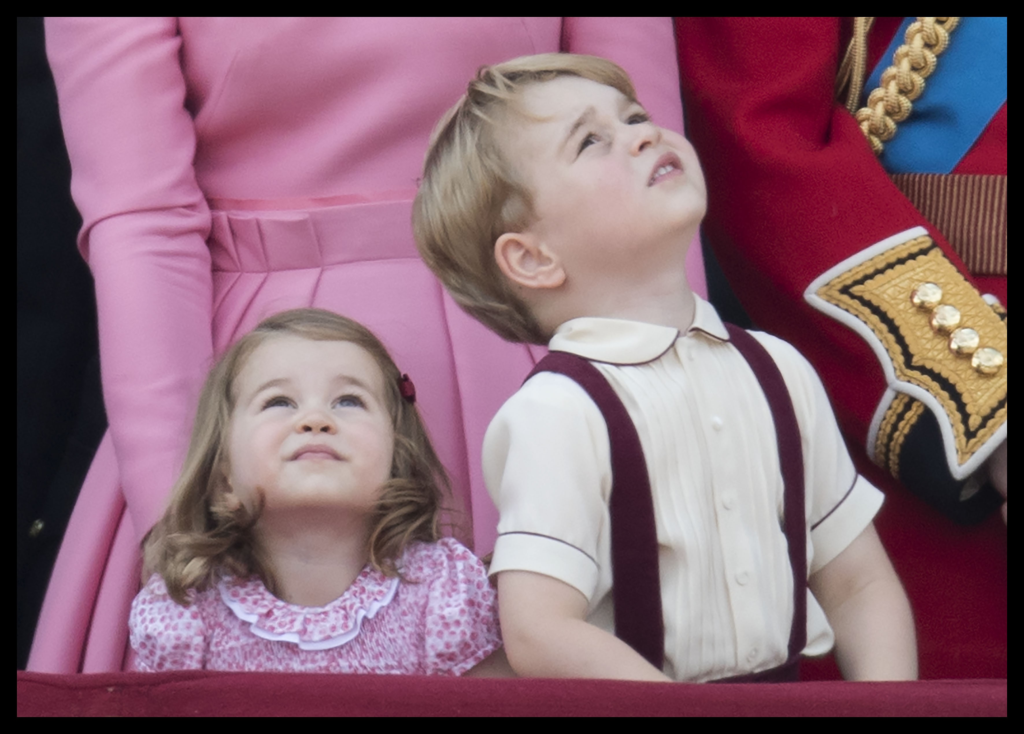Цветущая и счастливая: Кейт Миддлтон с подросшими детьми очаровала зрителей парада (ФОТО)