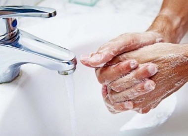 Ученые: Микробы уничтожаются при мытье рук водой любой температуры