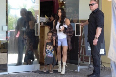 Модная штучка: дочь Ким Кардашьян гуляет по Лос-Анджелесу в меховых тапочках (ФОТО)