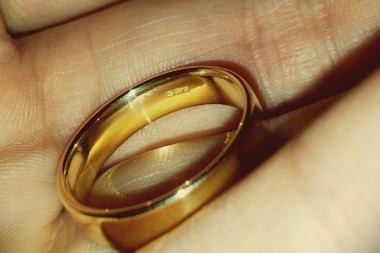 Британка сдала полиции жениха, подарившего ей украденное кольцо