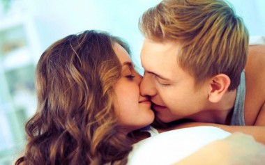 Ученые выяснили, что управляет поцелуем человека