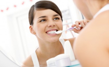 Стоматологи нашли простой способ замены чистки зубов