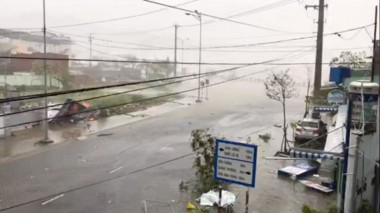 Мощный тайфун обрушился на Вьетнам