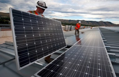 Китайцы построили дорогу из солнечных батарей