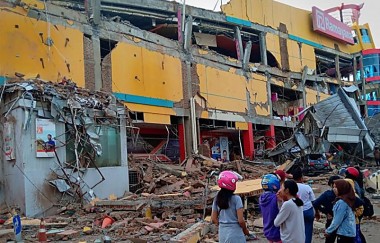 Более 40 человек погибли из-за мощного цунами в Индонезии