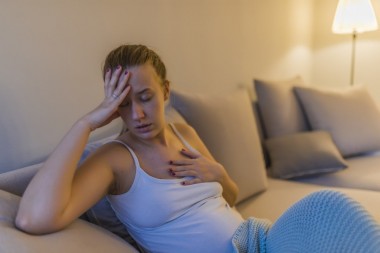 Названы симптомы близкого сердечного приступа у женщин