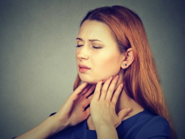 Эндокринолог рассказал о 4 признаках проблем с щитовидкой у женщин