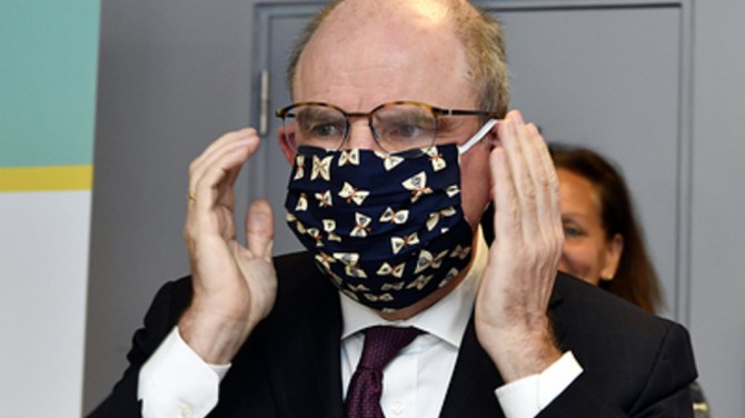 Бельгийский министр не смог с первой попытки правильно надеть медицинскую маску (ВИДЕО)