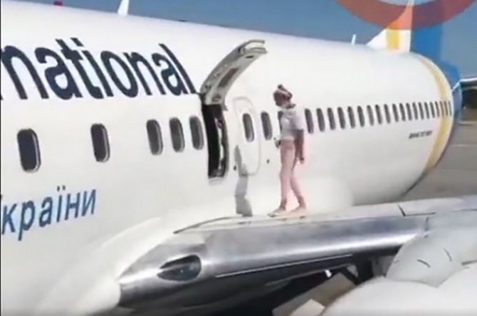 В аэропорту Борисполя девушка решила прогуляться по крылу самолета (ВИДЕО)