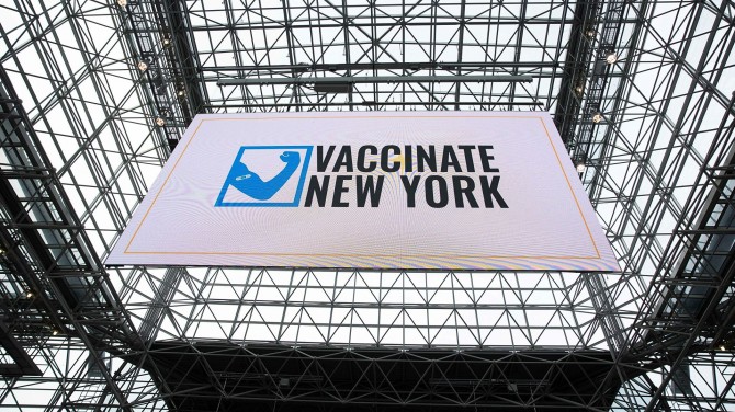 В штате Нью-Йорк после вакцинации от COVID-19 умерли 23 человека