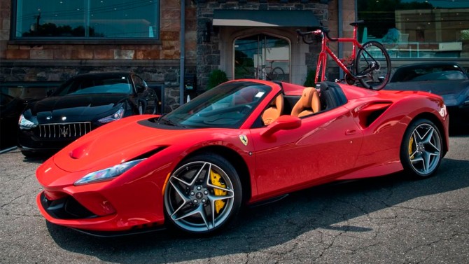 Ferrari F8 Spider теперь может перевозить велосипеды