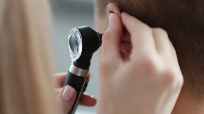 Как избавиться от шума в ушах: советы отоларинголога