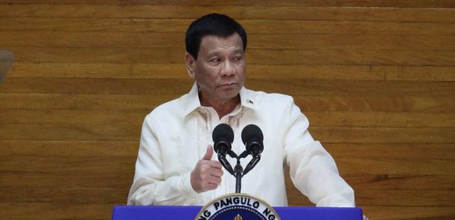 Президент Филиппин предложил прививать антивакцинаторов во сне
