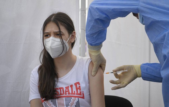В Украине намерены вакцинировать от коронавируса детей от 14 лет