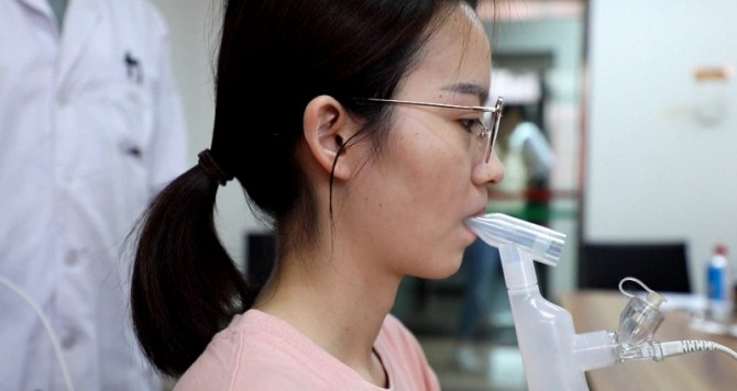 Китай презентовал первую в мире ингаляционную вакцину от COVID-19 (ВИДЕО)