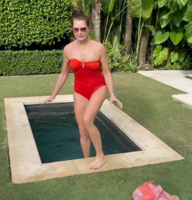 56-летняя Брук Шилдс продемонстрировала роскошную фигуру в ярко-красном купальнике