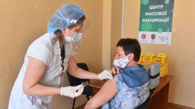 В Украине все центры вакцинации закроют на два дня