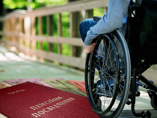 Пенсии лицам с инвалидностью: каким должен быть страховой стаж
