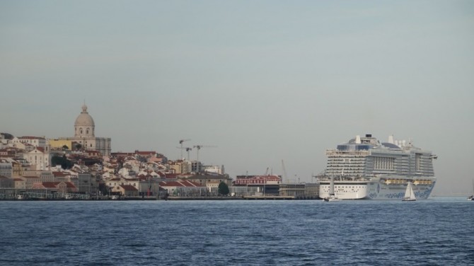 Три тысячи туристов застряли на круизном лайнере из-за COVID-19