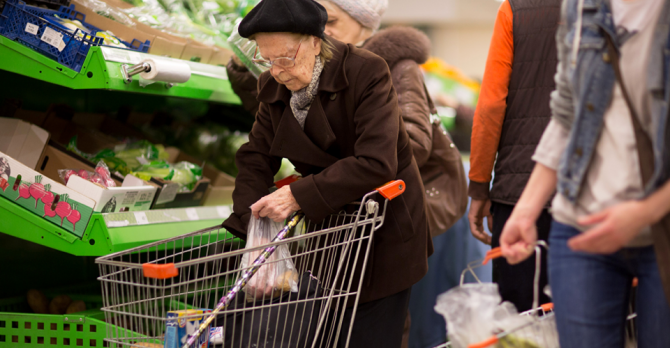 В Украине хотят ввести продуктовые карты для пенсионеров