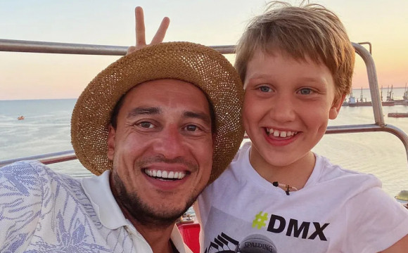 Режиссер шоу “Орел и решка” и его 9-летний сын стали заложниками оккупантов под Киевом