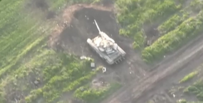 Відео, як дрони ЗСУ знищують танки РФ радянськими гранатами