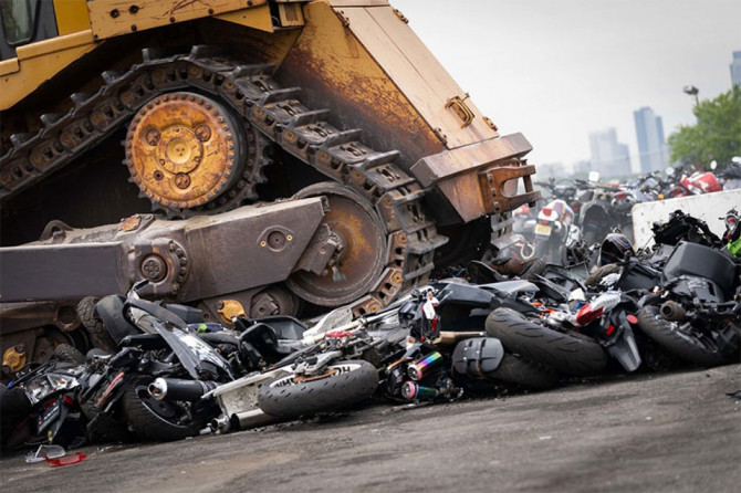 Сотню нелегальних мотоциклів і мопедів розчавили бульдозером (ВІДЕО)
