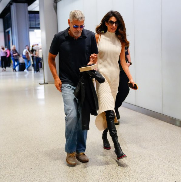 Дружина Джорджа Клуні показала, з чим поєднувати трикотажну сукню восени