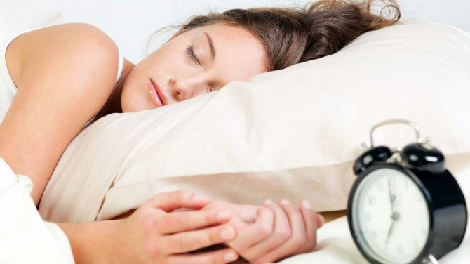 Вчені розповіли, на якому боці корисніше спати